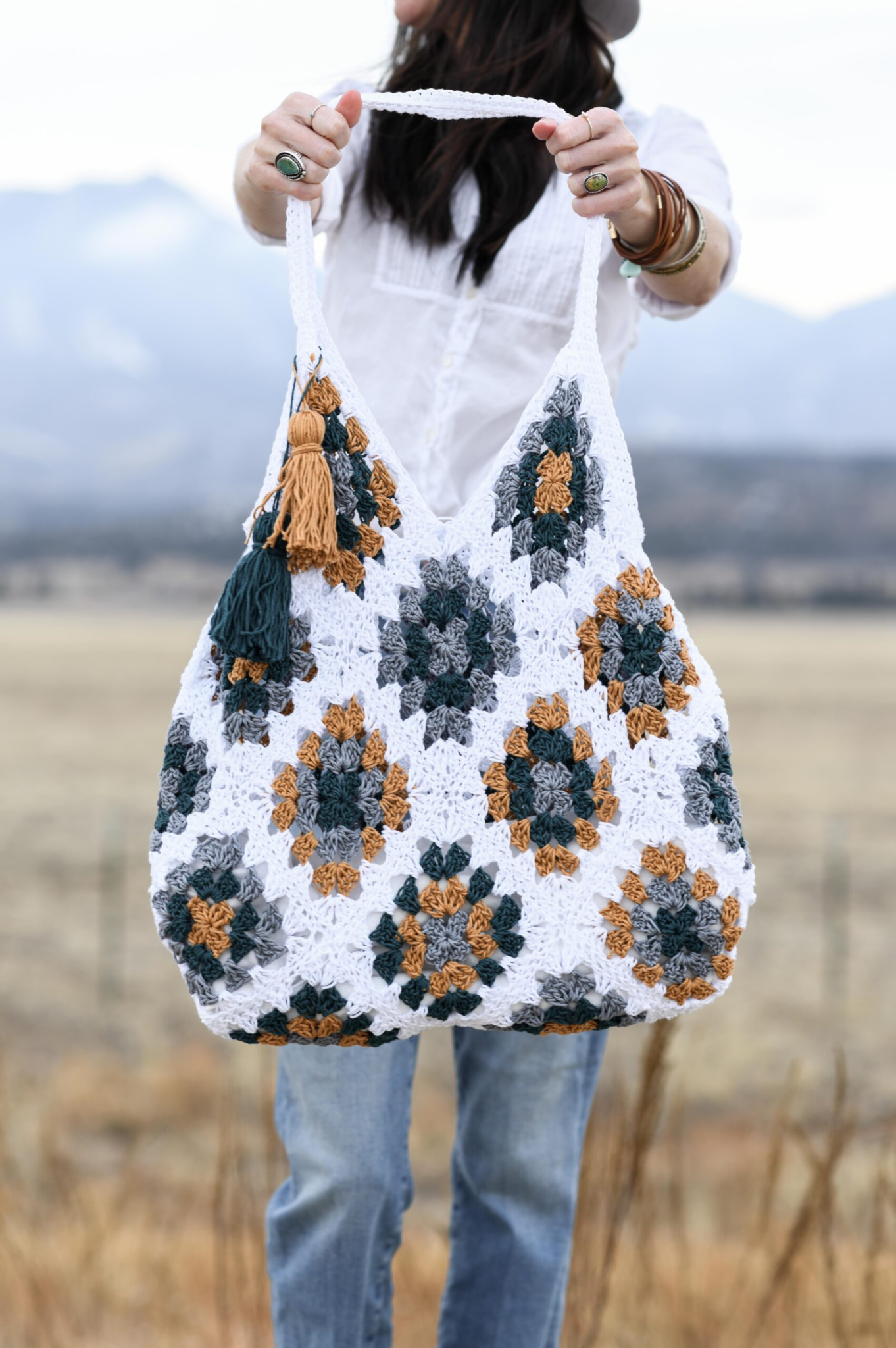 Magnolia Granny Square Bag free crochet pattern