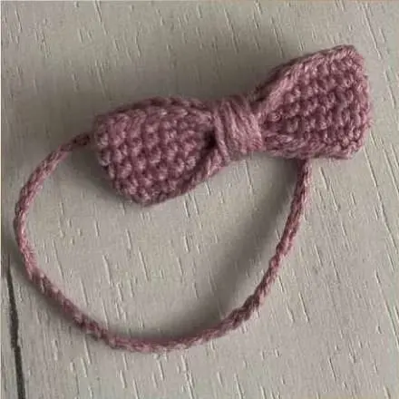 Crochet bow for a toy