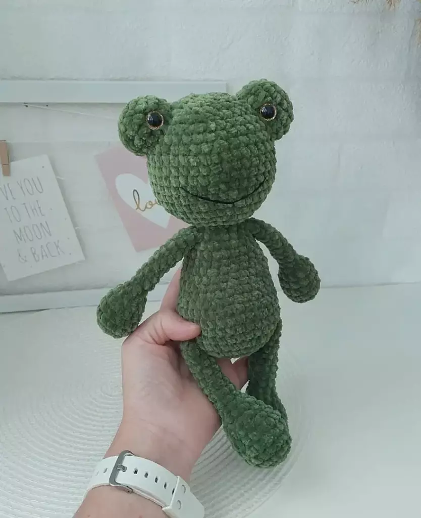Crochet frog amigurumi