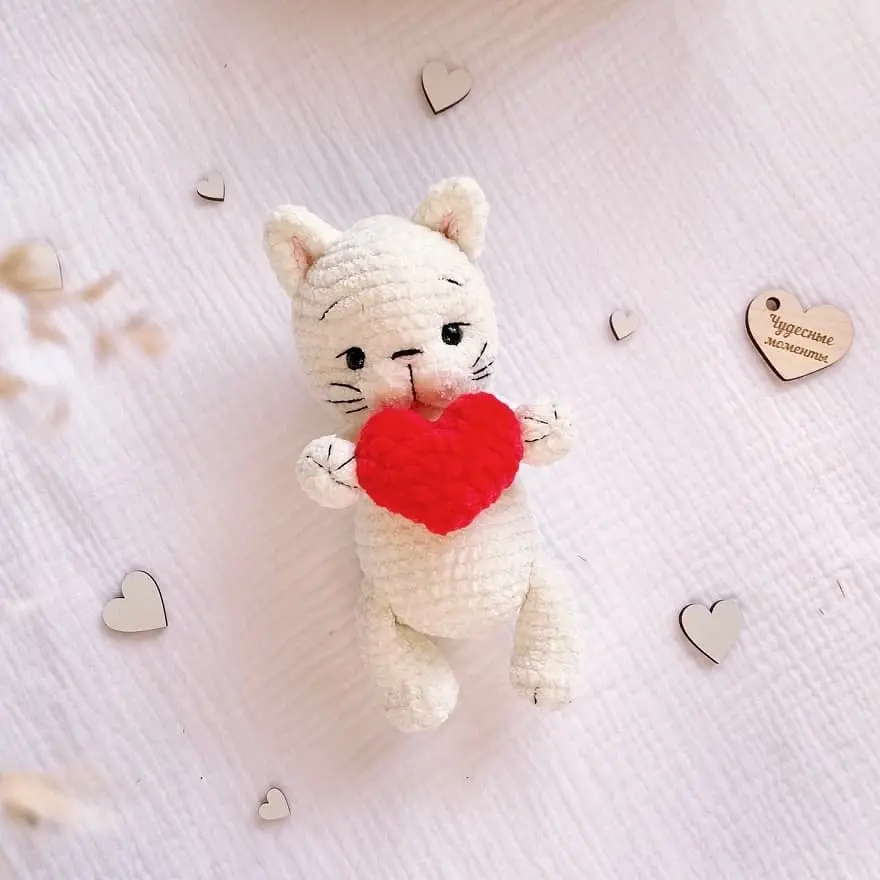 Amigurumi little cat with a heart