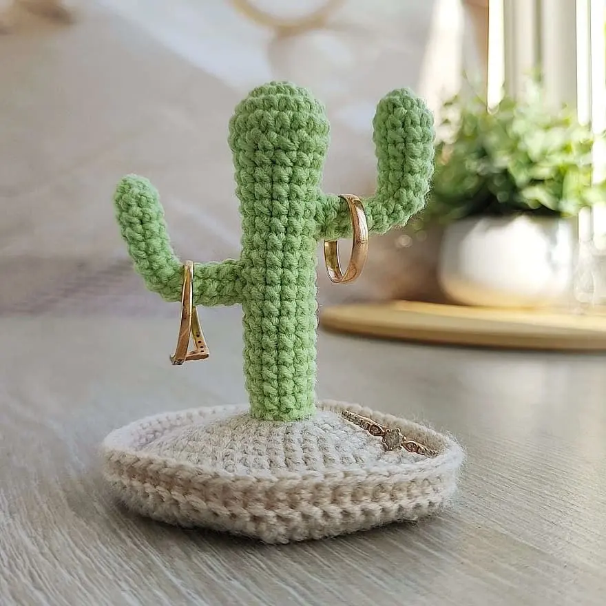 Free crochet cactus ring holder pattern