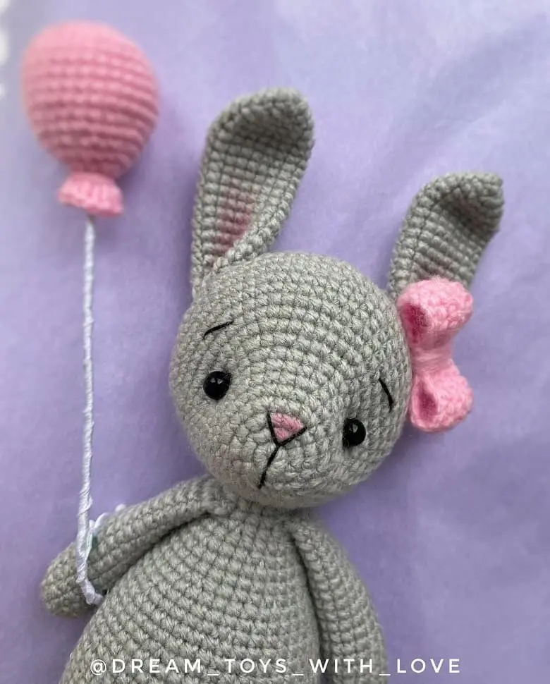 Amigurumi bunny with a balloon