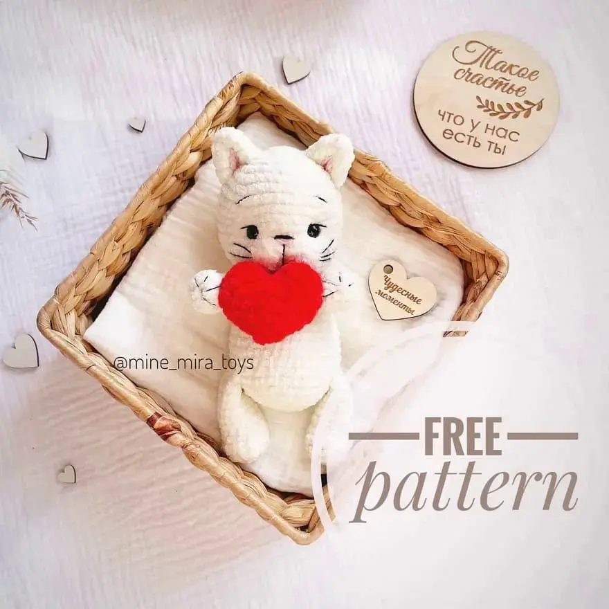 Crochet cat with a heart pattern