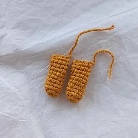 Amigurumi chicken feet