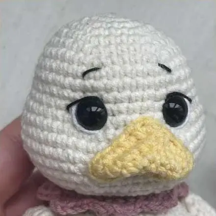 Crochet duck: embroidering eye brows and lashes Crochet duck embroidering eye brows and lashes