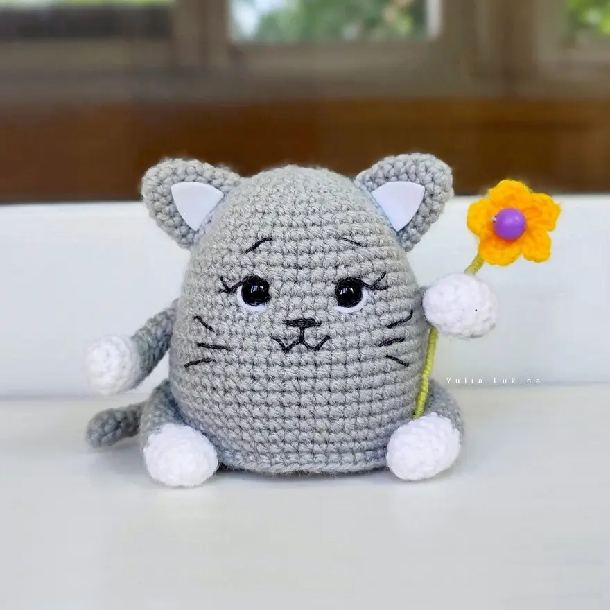 Amigurumi cat with flower